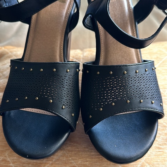Brand New, never worn “Report” black platform sandals - Picture 3 of 4
